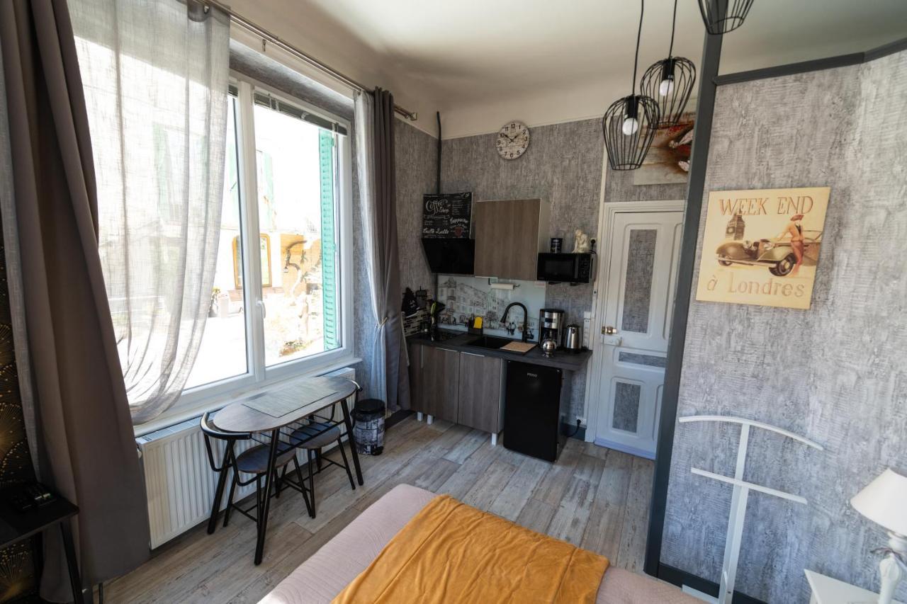 Studio Malou, Cuisine, Salle D'Eau, Terrasse Amenagee Olliergues Exterior photo