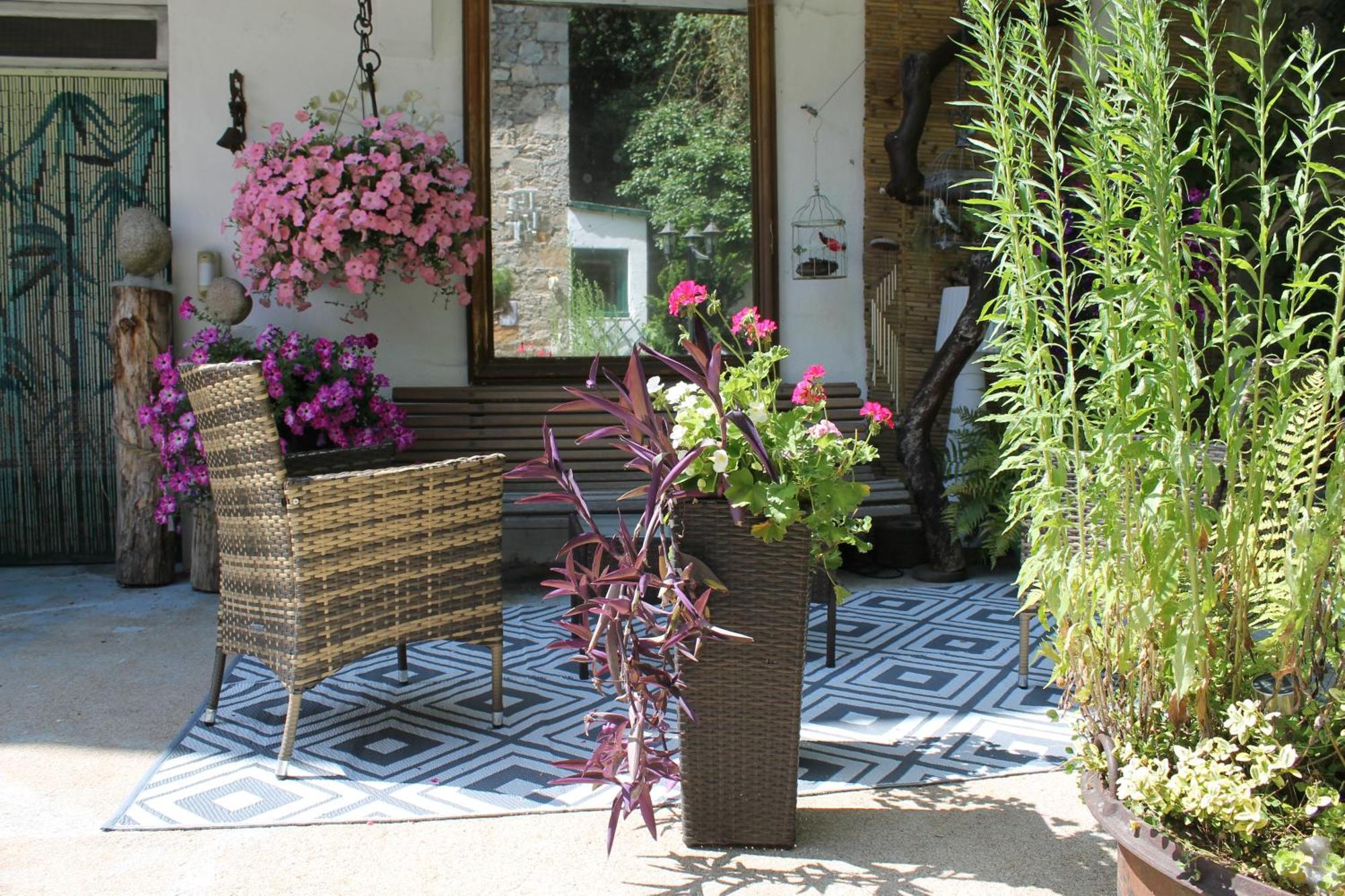Studio Malou, Cuisine, Salle D'Eau, Terrasse Amenagee Olliergues Exterior photo